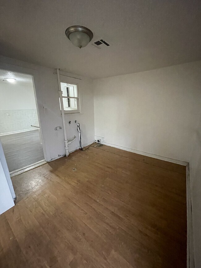 Building Photo - "Charming 3-Bed Home with Gleaming Hardwood Floors in Prime Wichita Location!"