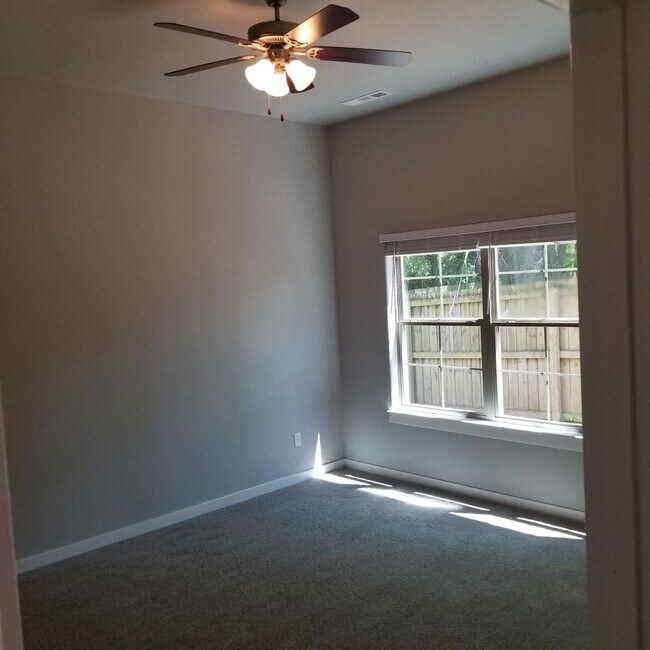 Building Photo - 3 bedroom 3.5 bathroom home near campus