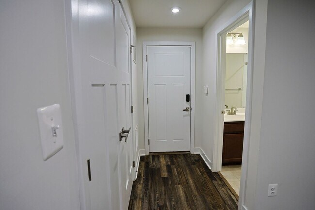 Building Photo - Welcome home to this move-in ready end uni...