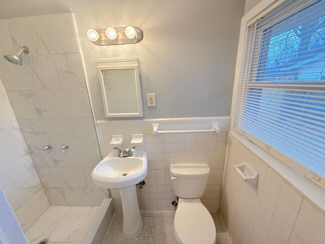 Building Photo - 1497 Maxine St