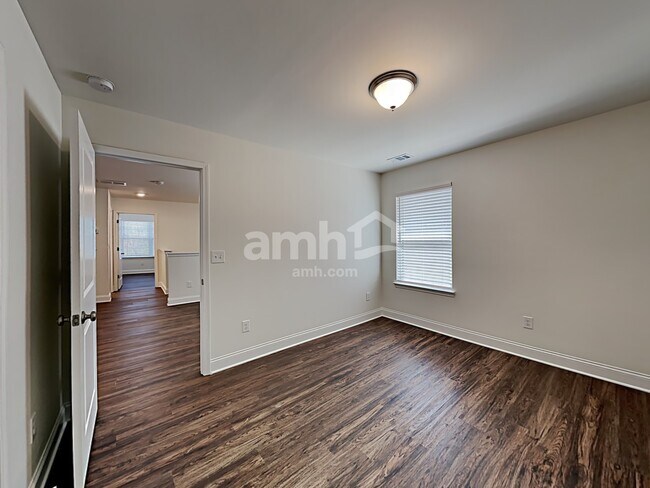 Building Photo - 5120 Valley Dr