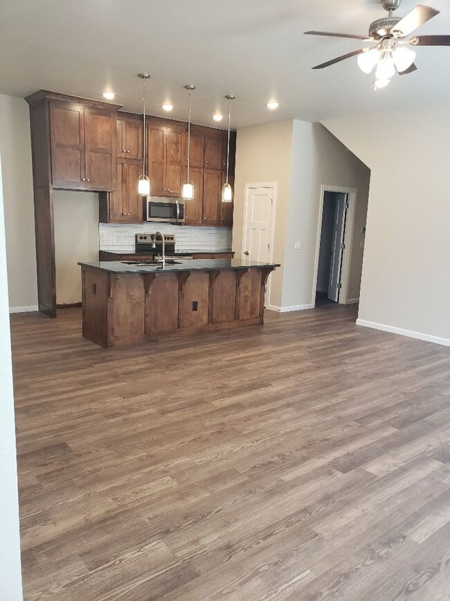 Building Photo - $500 OFF 1ST MONTH RENT