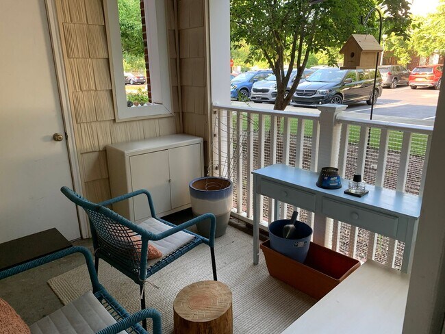 Building Photo - Ground Level 2-bed, 2-bath Condo in Provid...