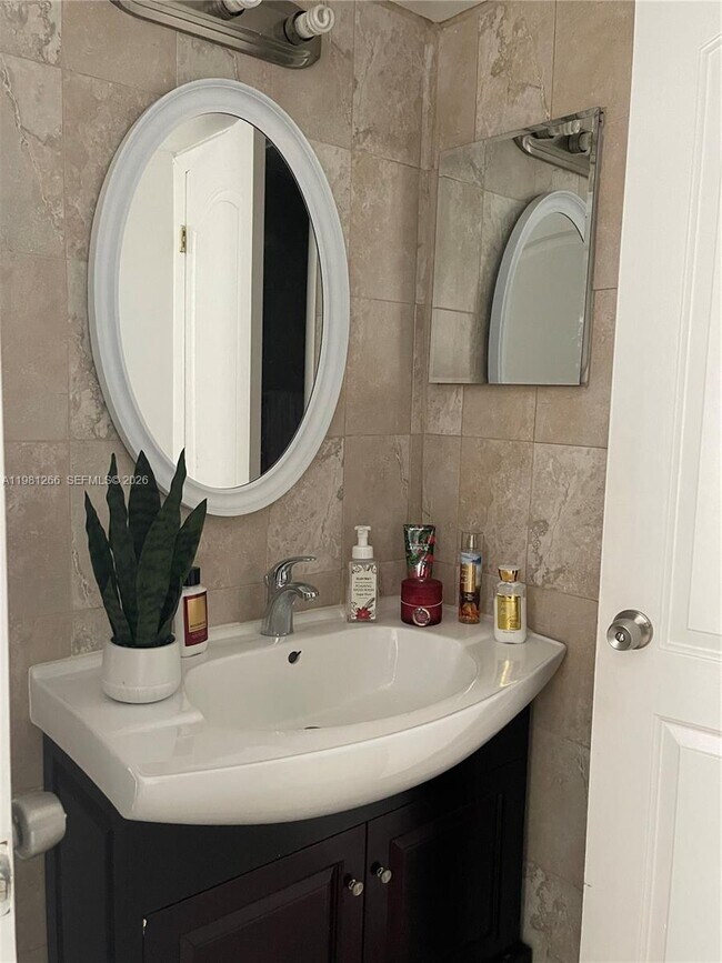 Building Photo - 6820 Indian Creek Dr