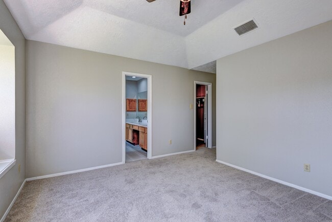 Building Photo - 412 Meadowpoint Dr