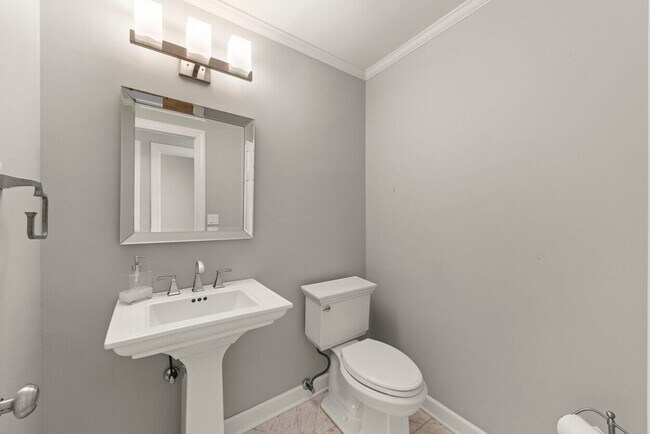 Building Photo - 10S160 Alma Ln