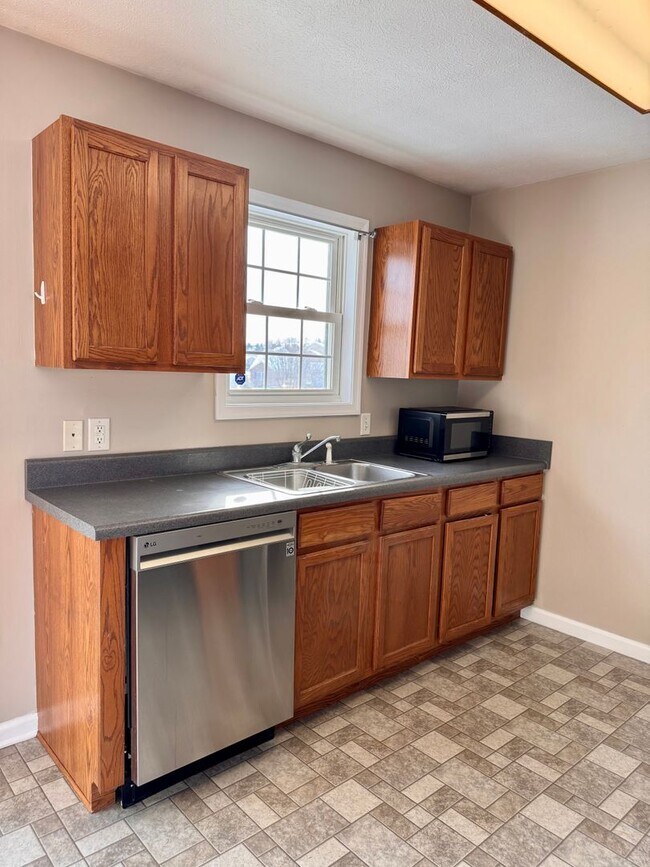 Building Photo - House for Rent in Broadway