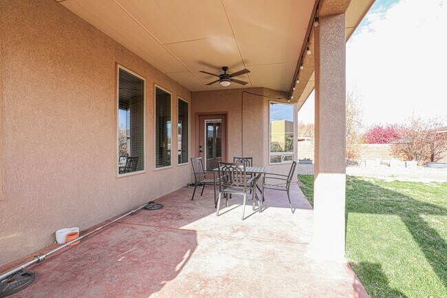 Building Photo - Beautiful 4 Bed 2 Bath - Dogs Allowed!