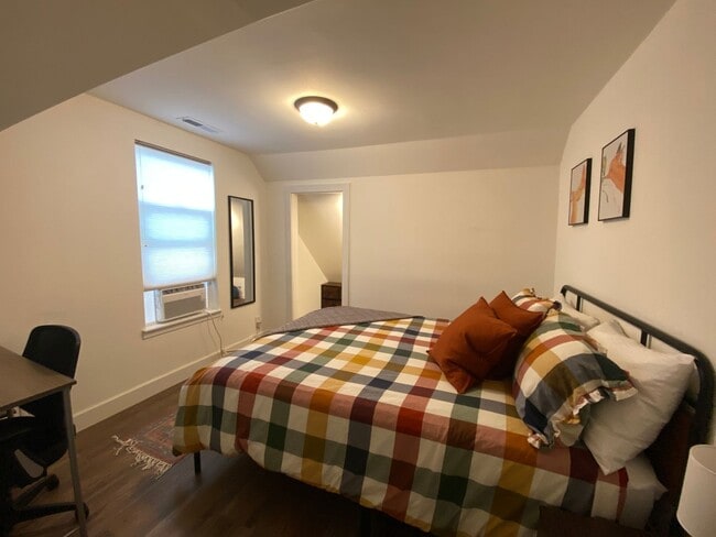 Building Photo - Stylish 3 Bedroom | 2 Bath Duplex in The D...