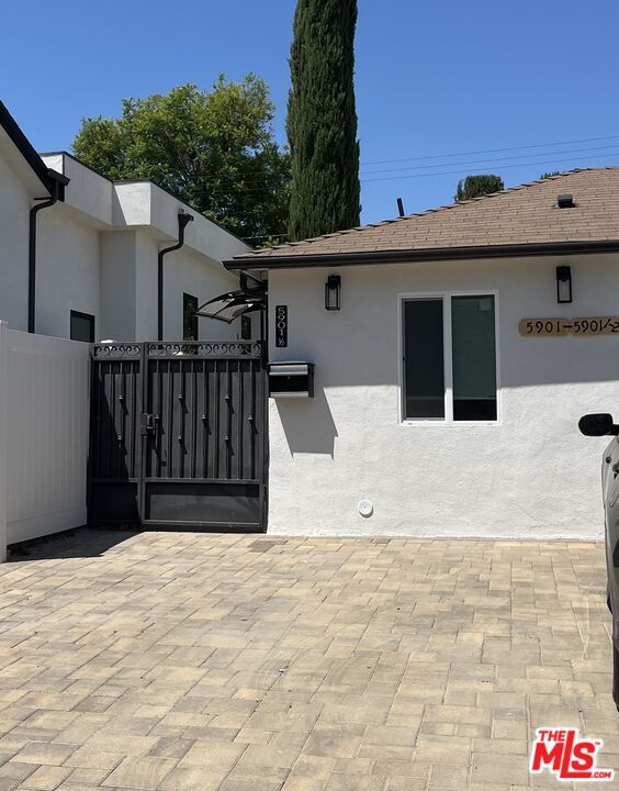 Building Photo - 5901 1/2 Encino Ave