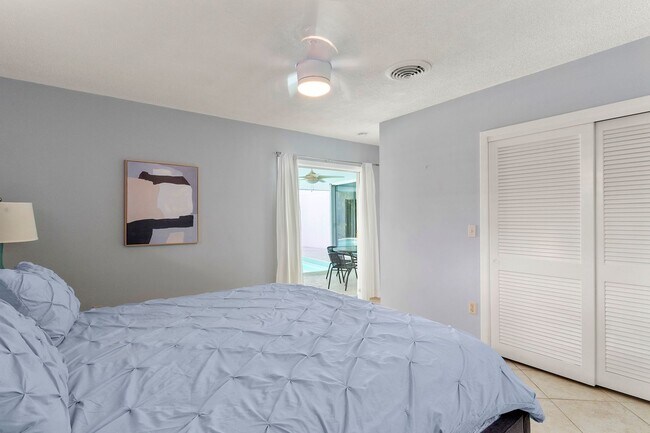 Building Photo - Fabulous 3 bed/ 2 bath Pool Home in South Sarasota ~ Coming March!