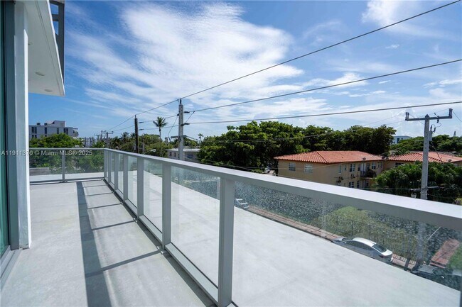 Building Photo - 8425 Crespi Blvd