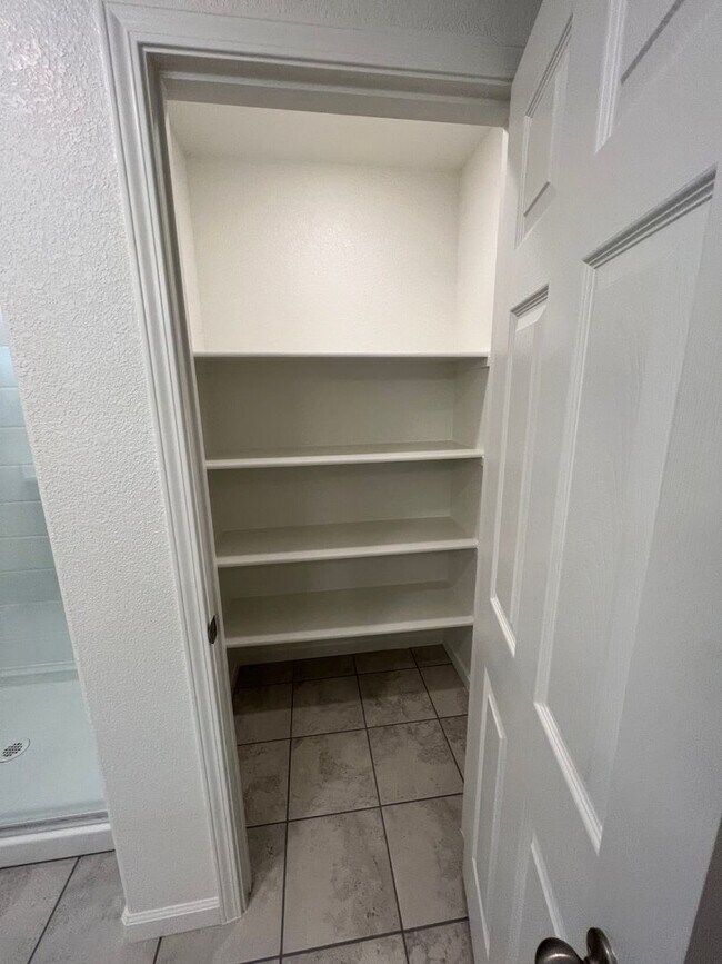 Building Photo - Beautiful 3 Bedroom Enclave at Folsom Ranch Home!