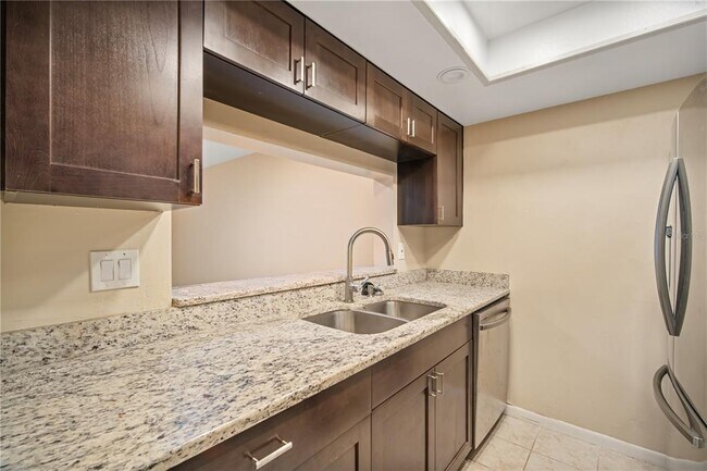 Building Photo - 2585 Countryside Blvd
