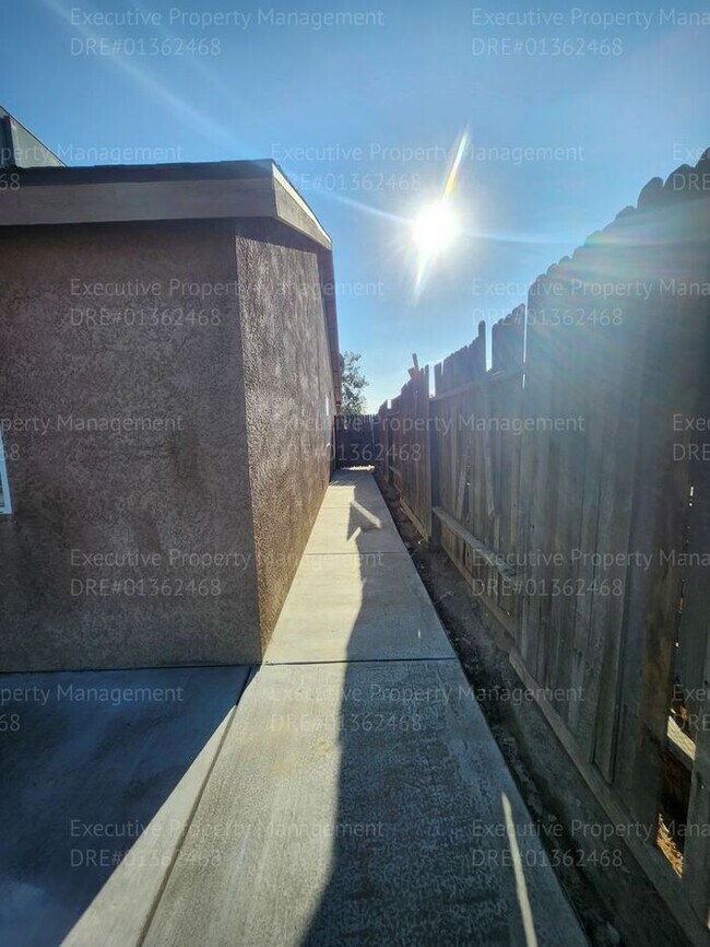 Building Photo - 4 bedroom/ 2 bathroom located in the South...