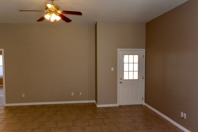 Building Photo - AVAILABLE NOW Single Family Home 3/2/2