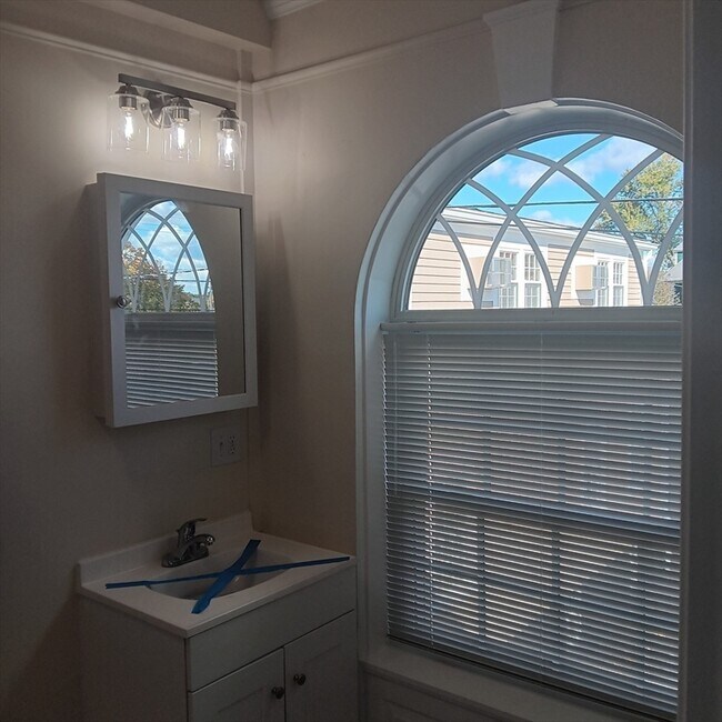 Building Photo - 99 N Main St