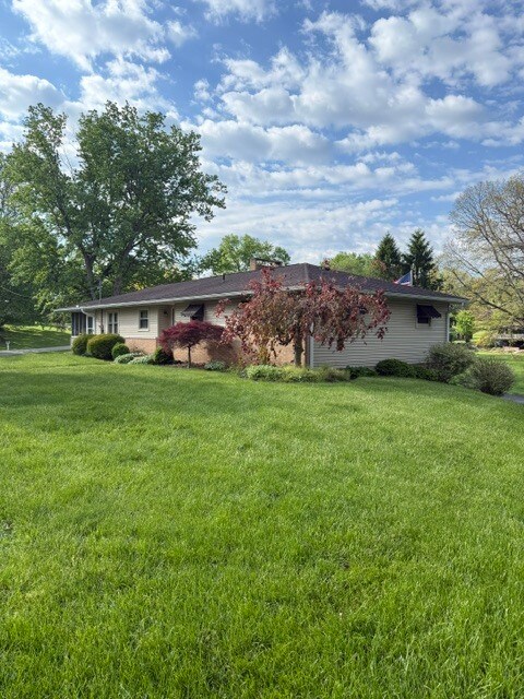 Building Photo - 212 Hoffman Rd