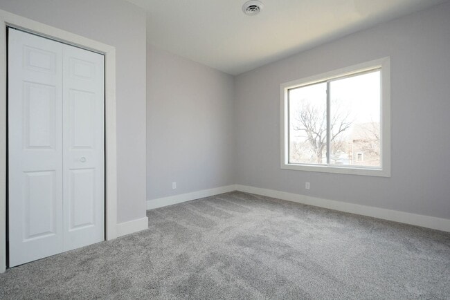 Building Photo - 294 Winifred St E