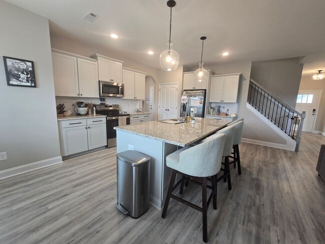 Building Photo - NEW LISTING!!!!!