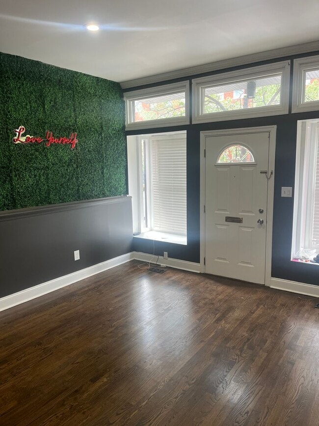 Building Photo - Newly Renovated 1 Bedroom, 1 Bath Apartmen...