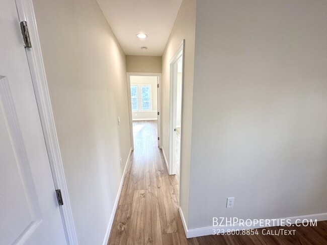 Building Photo - Light-Filled Renovated 2Bed 1Bath In Prime...