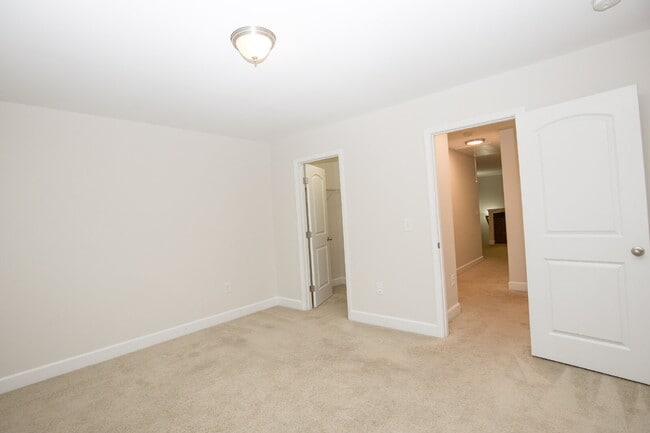 Building Photo - Charming 3 bed, 2.5 bath home with bonus t...