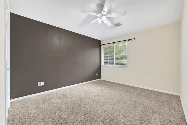 Building Photo - 26418 Richwood Oaks Dr