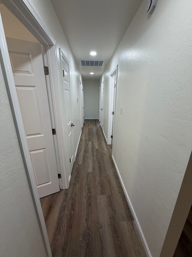 Building Photo - Clovis home for rent.