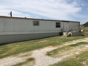 Building Photo - 2 Bedroom and 2 Baths Home on Large Fenced...