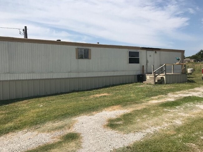 Primary Photo - 2 Bedroom and 2 Baths Home on Large Fenced...