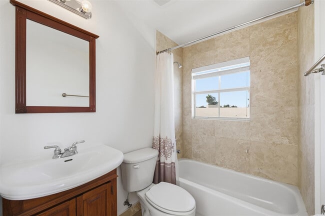 Building Photo - 2515 NE 18th St