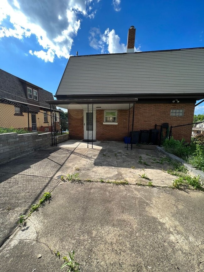 Building Photo - Updated 2 Bed, 1 Bath Home w/ Bonus Room in Castle Shannon - Central Heat & AC, Laundry - Availab...