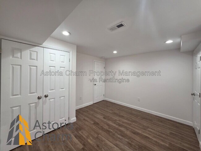Building Photo - 905 N Patterson Park Ave