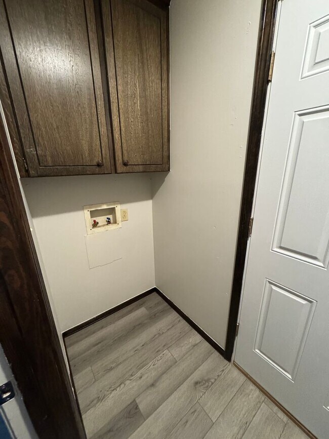 Building Photo - 3 Bedroom Home with Fenced Yard!!