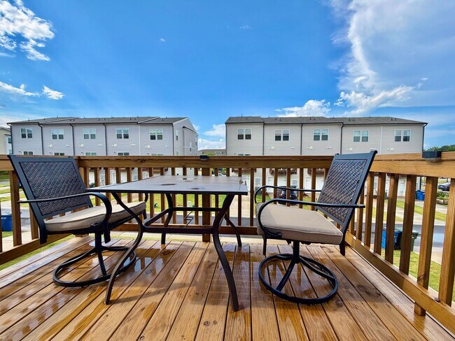 Building Photo - Fully Furnished 2BR/3.5BA Townhome with Garage — Minutes from Downtown Raleigh