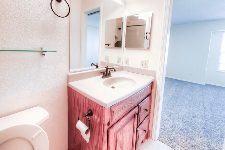 Building Photo - 2875 Richmond Dr