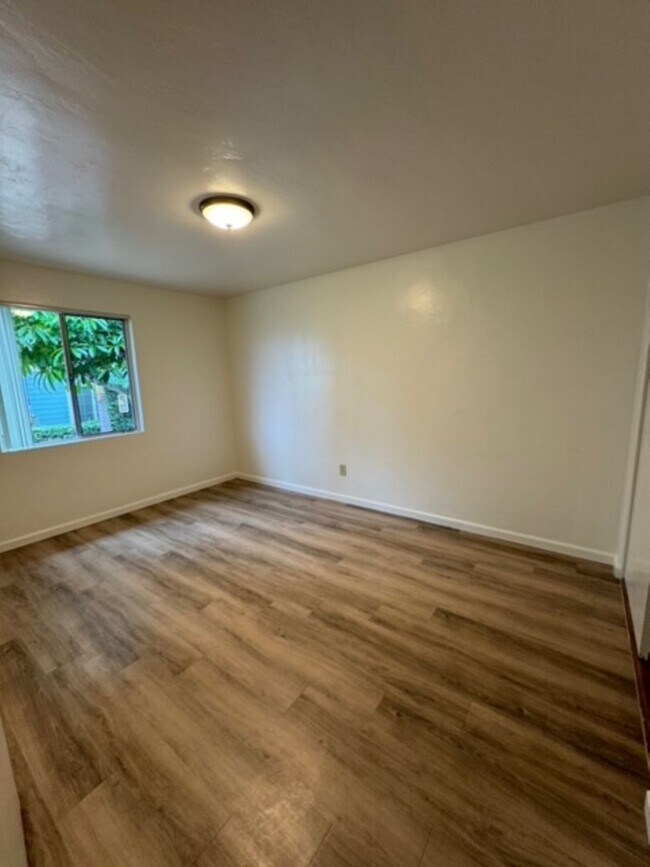 Building Photo - Oliver Ave | Relaxed Coastal Apartments in Pacific Beach – Easy Living Just Blocks from the Ocean!