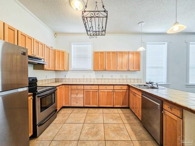 Building Photo - 919 E La Rua St