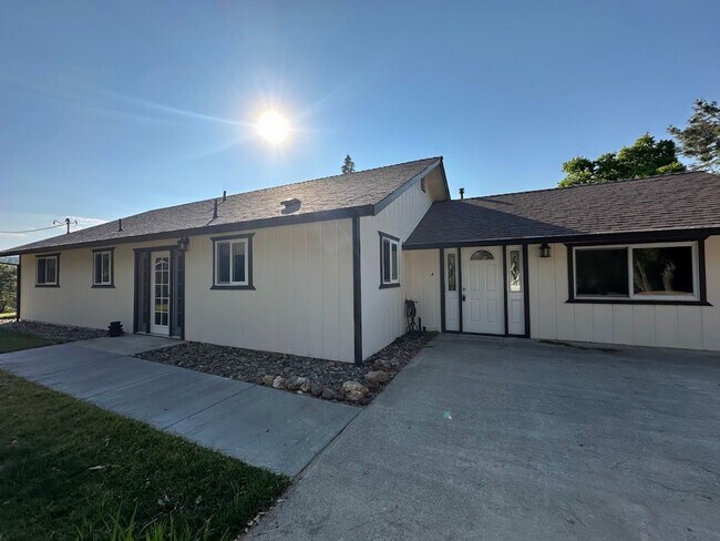 Building Photo - 10964 Rainbow Lake Rd