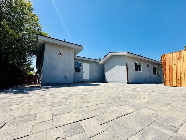 Building Photo - 11104 Oxnard St