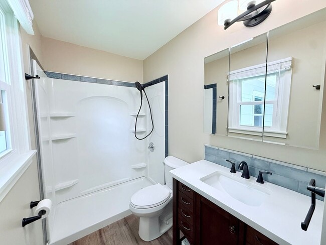 Building Photo - Stunningly Renovated 3 Bed, 2 Bath Home in...