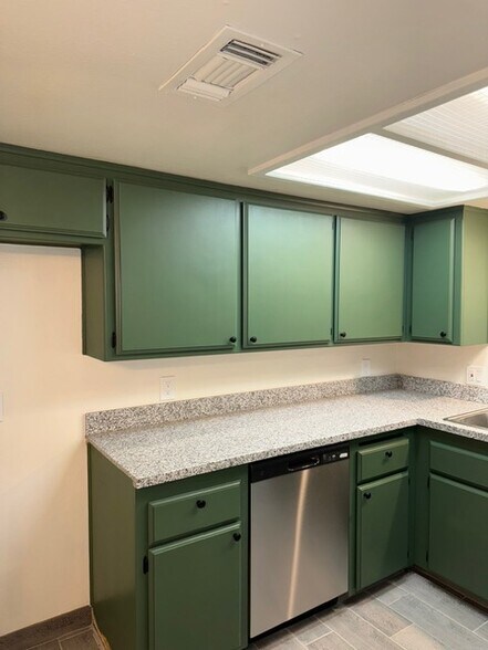 Building Photo - 5905 Fairfax Rd