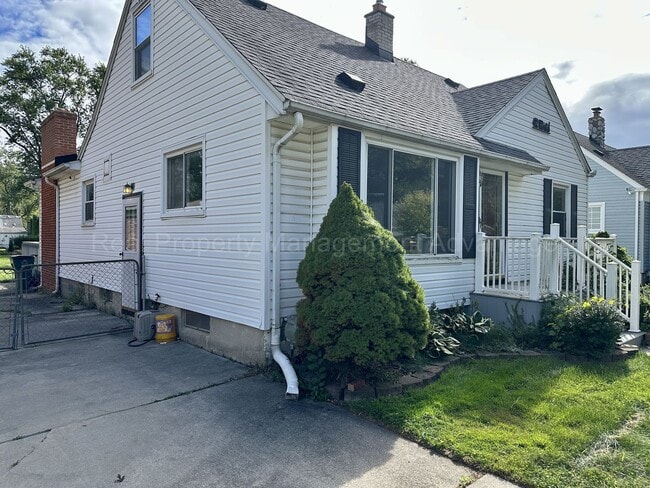 Building Photo - Spacious 4-Bedroom, 2-Bath Home in Clawson...