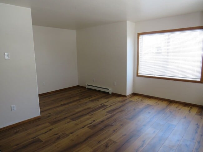 Building Photo - Comfortable 2 Bedroom, 1 Bathroom Lower-Level 4-Plex Unit