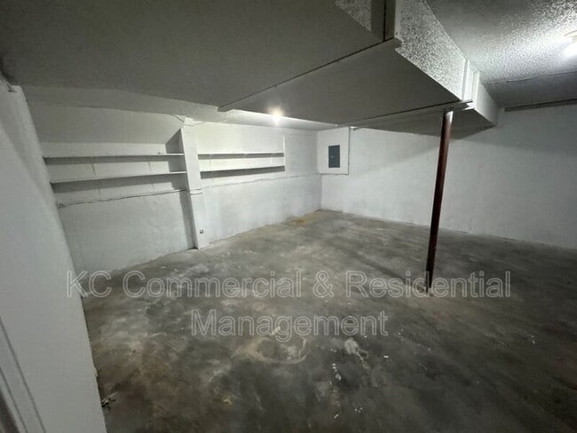 Building Photo - 5716 N London Ave