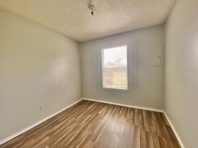 Building Photo - Move in special - $250 off second month’s rent