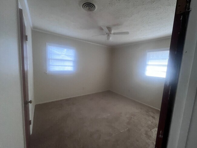 Building Photo - Great Location