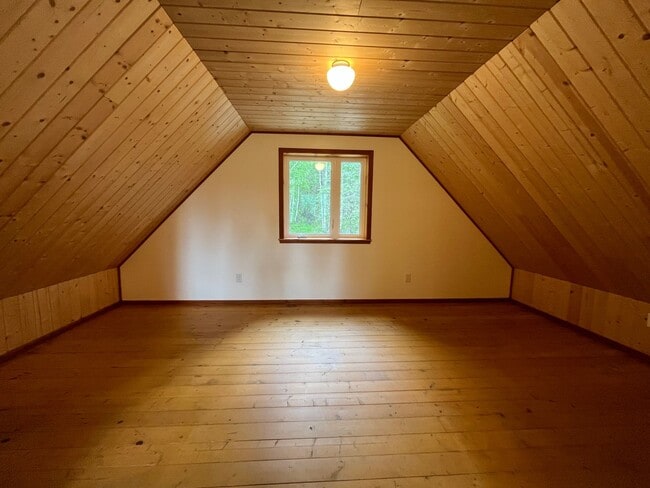 Building Photo - Cute, dog friendly cabin in Goldstream