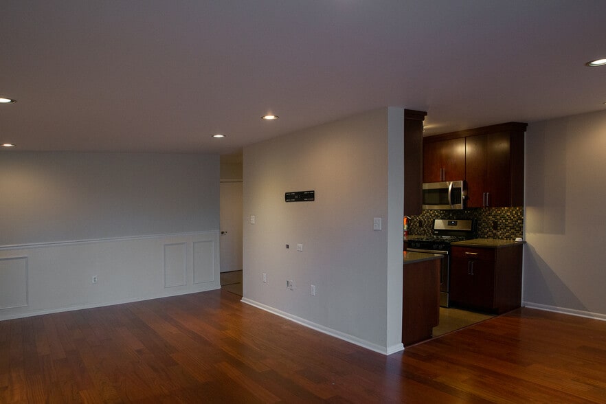 Den area - 1640 Oakwood Dr